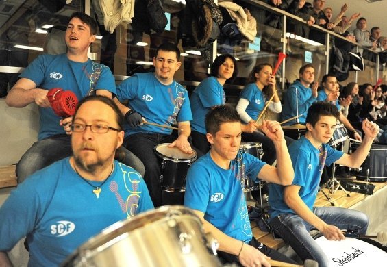 Der SC Ferlach Fanclub mit Trommeln in der Halle